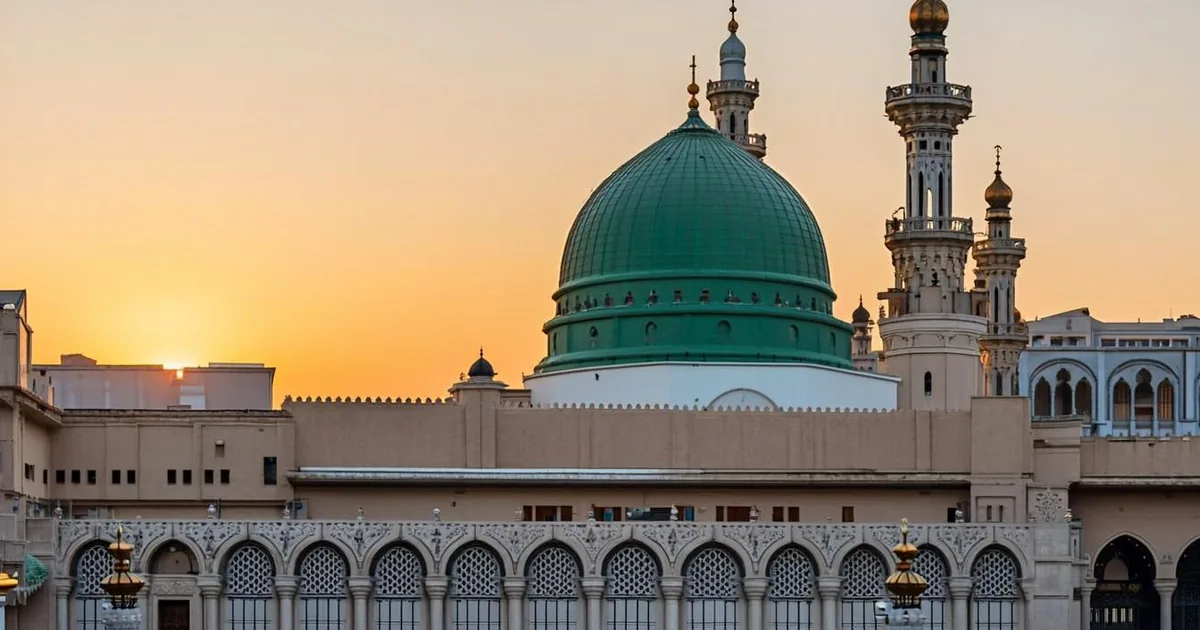 Omra décembre 2026 — dôme vert de la mosquée de Médine à l'aube