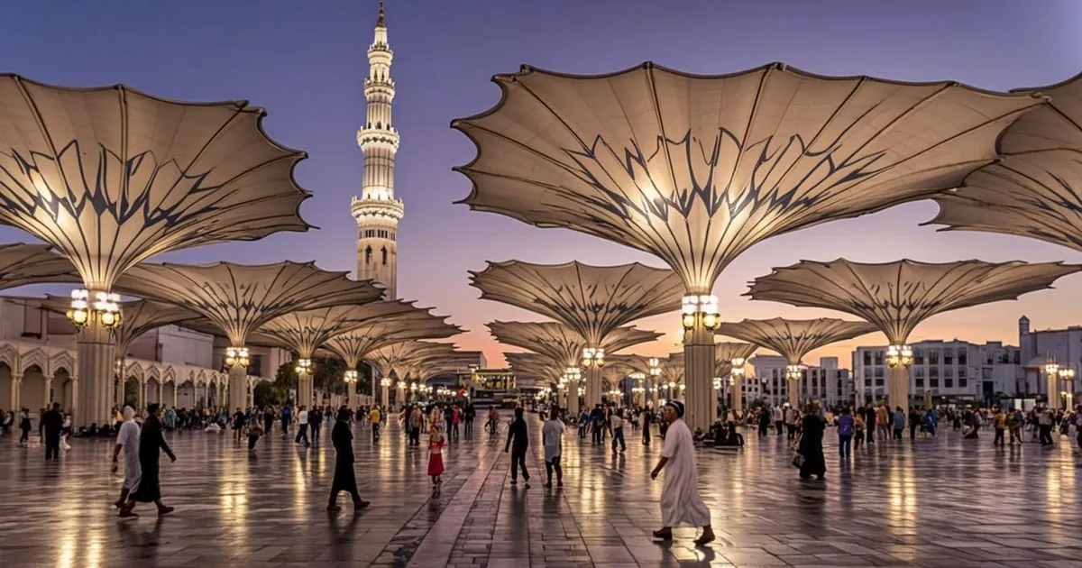 Omra Rennes — cour de la mosquée de Médine au crépuscule
