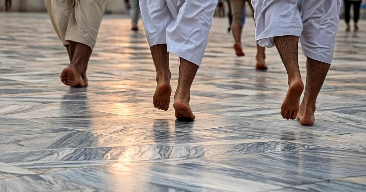 Tawaf, pieds nus des pèlerins sur le marbre poli de la mosquée