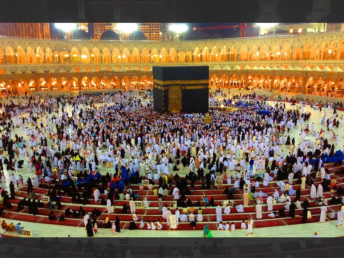 Le Masjid al-Harâm la nuit — le Tawaf vu de haut — GO-Makkah