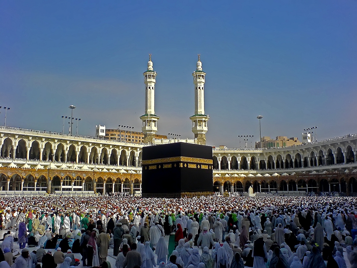 La Kaaba de près, drapée de kiswah brodée d’or, GO-Makkah