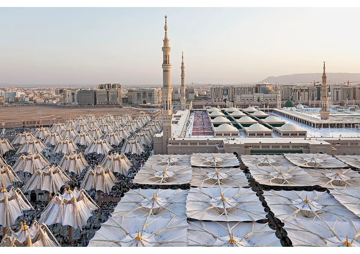 Médine — les parasols géants de la cour du Prophète — GO-Makkah