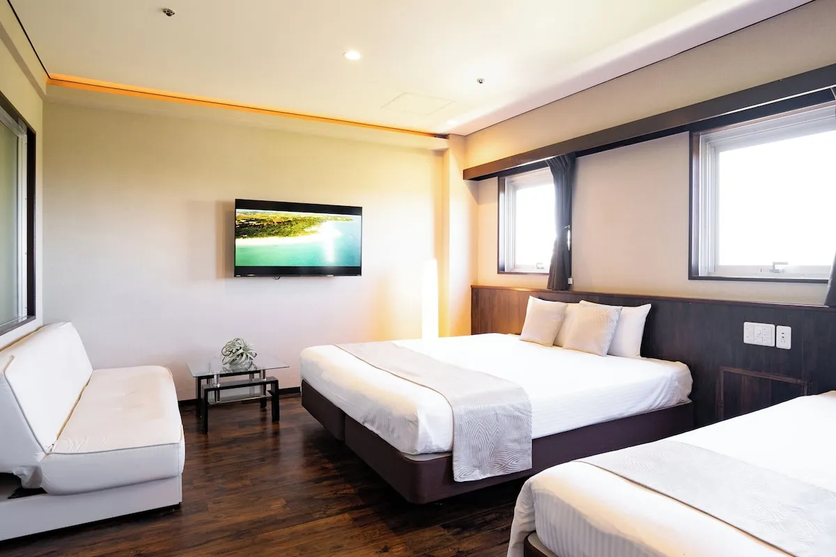 Chambre d'hôtel à La Mecque, simple et fonctionnelle