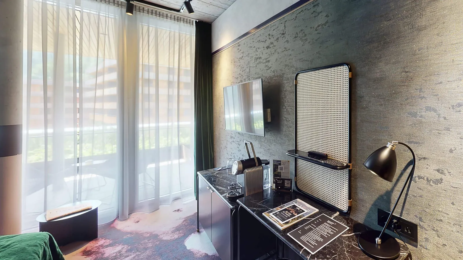 Chambre d'hôtel à La Mecque, simple et fonctionnelle